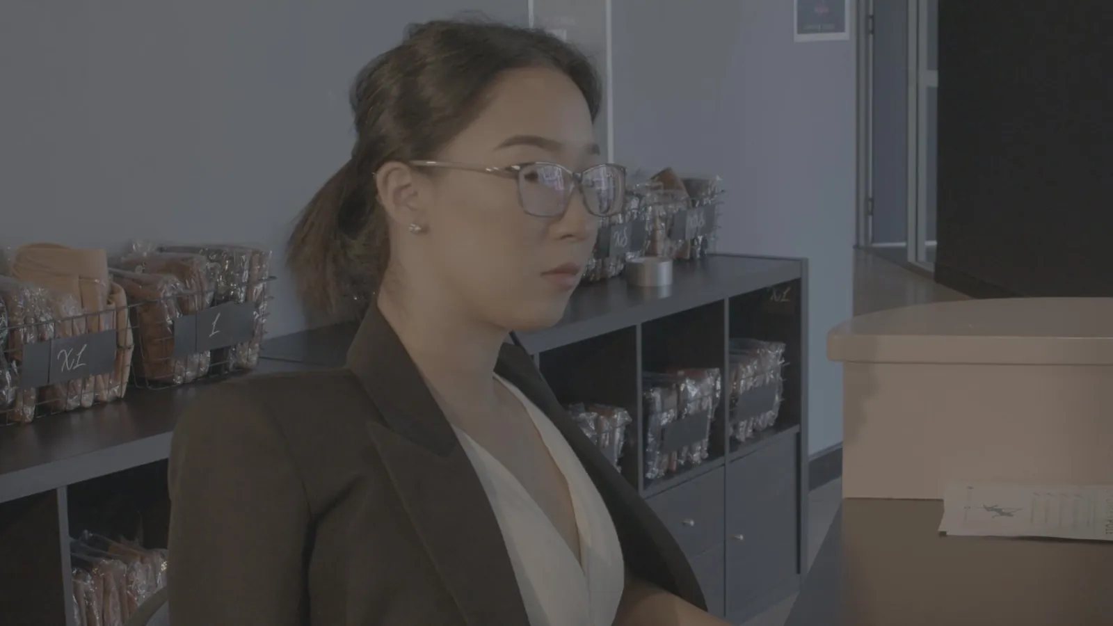 Una persona con blazer sentada en un escritorio